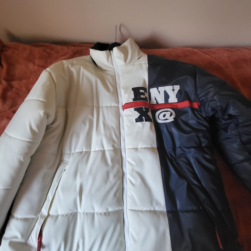 Men's Stylish White and Navy Puffer Jacket - Picture 4 of 6